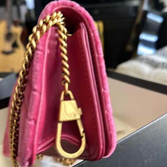 NEW GUCCI Marmont mini PINK VELVET LOVE EMBROIDERY PEARL CHAIN SHOULDER STRAP - Picture 5 of 12